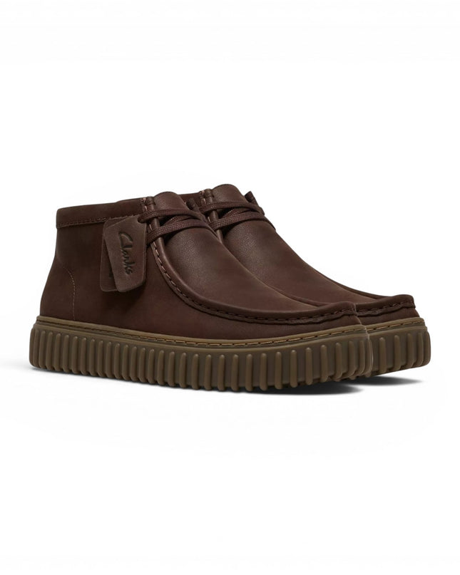 Stivaletti Stringati Wallabee Uomo in Pelle Nabuk Marrone | Clarks 26327242 Torhill Hi BROWN Clarks 