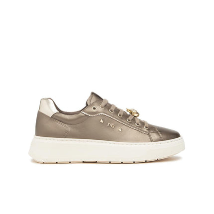 Nero Giardini Sneakers Donna con Charms in Pelle Laminata Platino - MARIO SPATARELLA