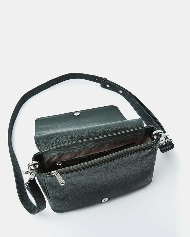 Borsa Mandarina Duck in Pelle Verde con Patta e Tracolla FZT69 MELLOW LEATHER PINE GREEN Mandarina Duck 