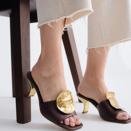 Exe Sandalo Donna Sabot con Tacco e Accessorio Asimmetrico NINA 212 BROWN GOLD Exe 