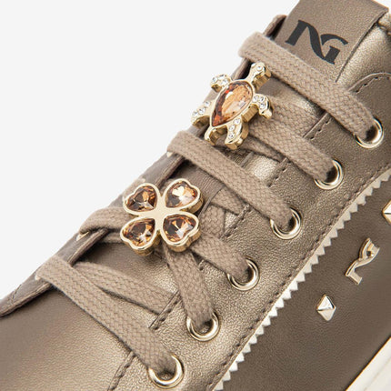 Nero Giardini Sneakers Donna con Charms in Pelle Laminata Platino - MARIO SPATARELLA