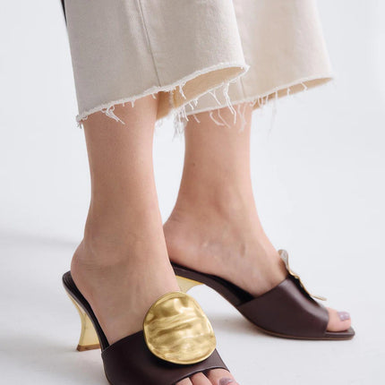 Exe Sandalo Donna Sabot con Tacco e Accessorio Asimmetrico NINA 212 BROWN GOLD Exe 